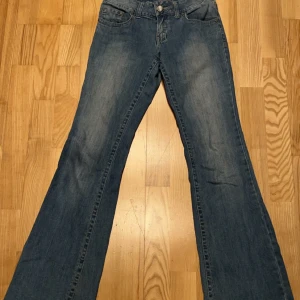 Jeans - Skit snygga jeans från seductions, stor inget storlek men skulle tro 34. Paljetter på bakfickorna. Tar gärna emot bud.
