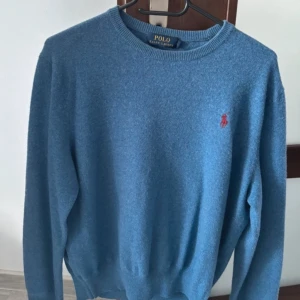Ralph lauren tröja - Ljusblå stickad tröja från Ralph lauren som är i toppenskick. Tveka inte på att höra av dig om du undrar något. Storlek L.🔵