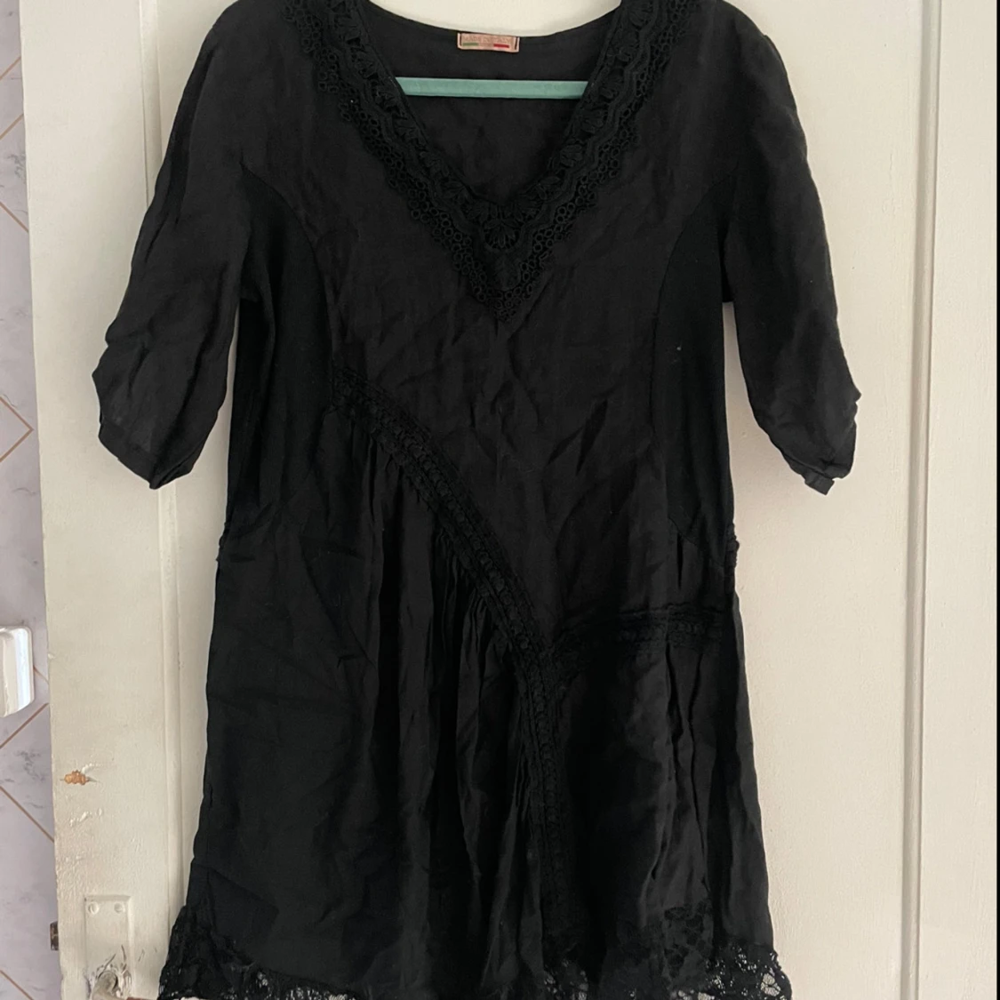 Svart klänning med spetsdetaljer