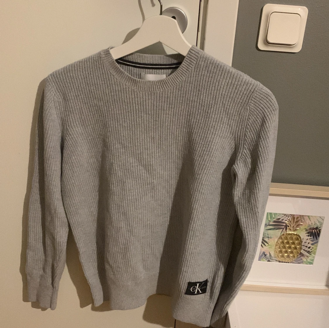 Grå stickad tröja från Calvin Klein