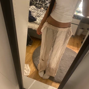 Linnebyxor - Köptes från en butik i Grekland för 400kr! Storleken säger L/XL, men passar bra för S/M 🤍  Skriv innan du köper!‼️(Ursäkta att dem är så skrynkliga, skriv om du är intresserad så kan jag stryka dem) 
