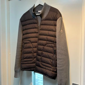 Moncler cardigan - Säljer nu min cardigan i storlek L eftersom den inte kommer till användning. Skicket är väldigt bra och inga tecken på användning. Har nfc scan och tagg. Hör av er vid frågor. Byten är möjliga!