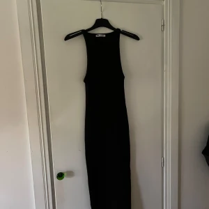 Zara, klänning - Svart Halterneck-klänning från zara i storlek S. Dock väldigt stretchig så skulle säga den passar XS-M. Använd fåtal gånger.