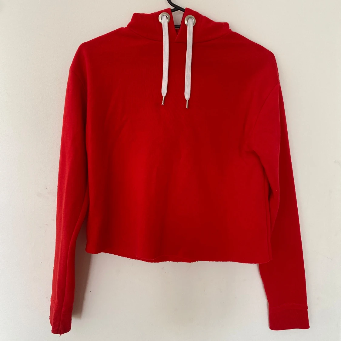 Röd croppad hoodie