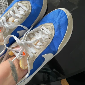 Retro nike sneakers  - Coola retro Nike sneakers, är i fint skick, lite skrynkliga fram, men de har legat nerpackade och detta rätas ut vid användning. Stl 43.