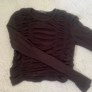 Bershka tröja - Svart tröja från Bershka i nyskick. Den är i storlek M men passar S! 🖤