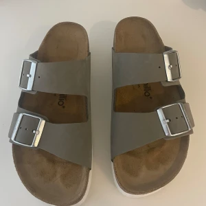 Papillo tofflor - Nyskick tofflor storlek 39. Hög sula. Använd inomhus 2 gånger men de är för små för mig så därför säljer jag de. Inget fel på dom. Nypris 1300kr. 