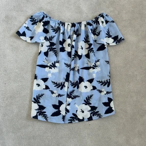 Blus - Säljer denna blus som är köpt på myrorna i Stockholm 