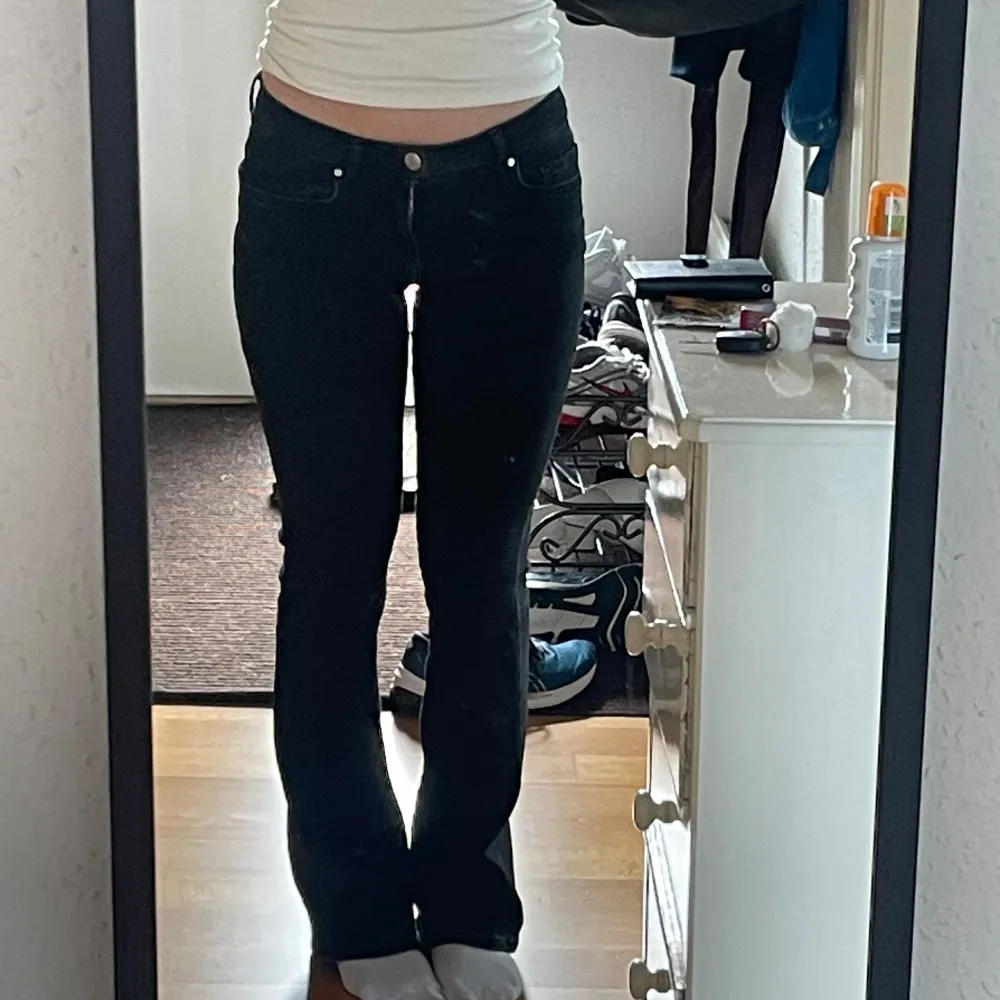 Snygga sparsamt använda bootcut jeans med lägre midja🖤 Säljer då de inte längre kommer till användning. Jag är 165 cm 🫶🏼 skriv för fler frågor . Jeans & Byxor.