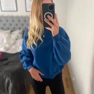 Oversized sweatshirt - En oversized sweatshirt från Nelly💙 på bild tre visas en ytterst liten fläck