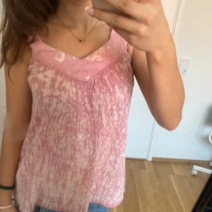 Rosa topp - Söt rosa topp, strl M skulle jag säga 💞 tryck gärna på köp nu, men läs bio först ✨
