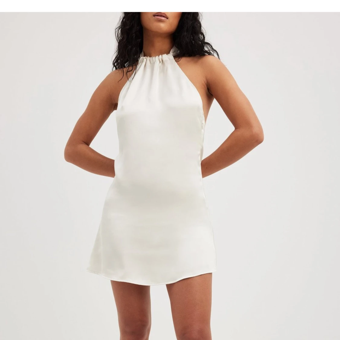 Miniklänning satin med halterneck 