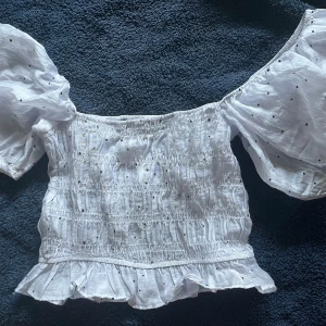 Topp från zara - Tröjan är helt ny, men priset går att diskutera ✨ Den är ganska genomskinlig, storlek xs