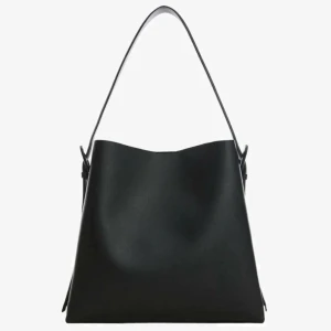 MANGO VÄSKA - Svart mango väska som ser ut som ny bara att den har små slitage på undersidan/kanterna 💕💕(skriv privat för bilder) Köpstes för 599 och säljer för 350💕pris kan diskuteras! Skriv för fler frågor eller bilder!❤️❤️