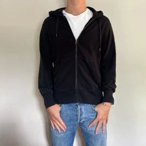 Svart hoodie med dragkedja - Säljer denna zip up från Uniqlo, skick 7/10 modell 189. Skriv om ni har några funderingar!