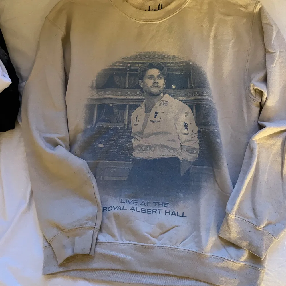 Officiel Niall Horan merch från hans konsert på Royal Albert Hall! Endast använd 2-3 ggr. Bra i storleken! Köpt för 550kr.. Hoodies.