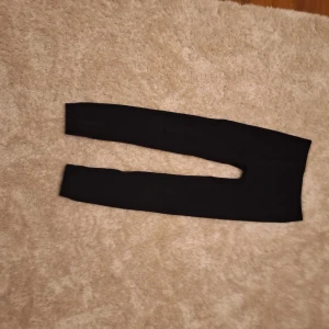 Fodrade tights - Tights med foder från lindex i storlek 146-152. Skulle säga att de passar xs och xxs. Tyget är stretchigt både på längd och bredd