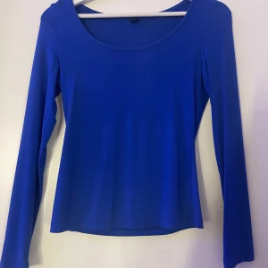 Blå långärmad topp från SHEIN - Säljer en snygg blå långärmad topp från SHEIN i storlek XS. Toppen har en enkel och stilren design med rund halsringning. Perfekt för både vardag och fest!