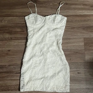 Spetsklänning Zara - Använt en gång, liten i storleken