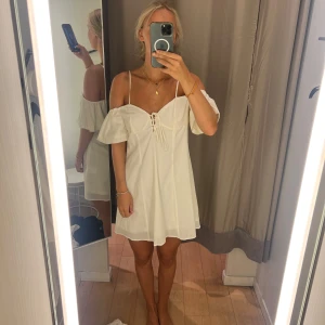 Vit klänning - Så fin klänning från H&M helt ny med lapp kvar. 