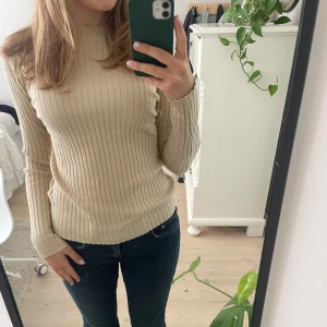 Beige långärmad top - Beige långärmad topp  Skriv för fler bilder💗
