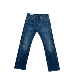 Levi’s 501 - ett par riktigt feta levis 501 som tyvärr är för små för mig. W28 L32, Midja 38cm, Utvändig/innerlängd 95/73cm, benbredd nedtill 18cm och bredd vid lår 27cm. 