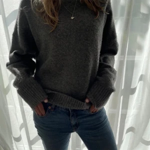 Stickad tröja - Hej! Jag säljer en mörkgrå stickad tröja från Zara. Inga defekter förutom nopprig💕