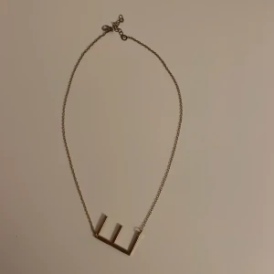 Maria Nilsdotter liknande halsband  - Säljer mitt jätte fina marianilsdotter liknande halsband då jag har köpt ett nytt och det då inte kommer till andvänding 🥰det är perfekt till alla möjliga tröjor och piffar till outfiten❤️