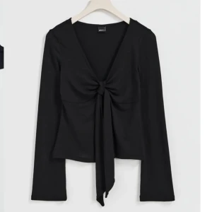 Populär tröja🩷🩷 - ALDRIG använd då den inte riktigt kommer till användning, så i superfint skick och fin passform💗😍 Ord pris är 300, från Gina Tricot💞 Skriv vid fler frågor eller funderingar🩷🩷