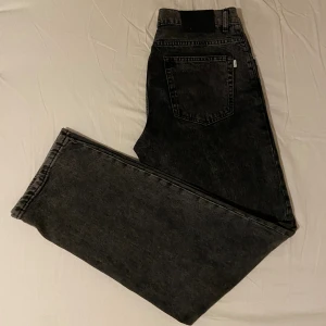 Woodbird Jeans - Säljer ett par woodbird leroy thun jeans för 399. Använda ca 3-5 gånger så nyskick. Nypris ca 1000kr. Bara skriva om du har frågor!