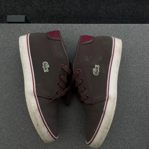Lacoste skor  - Dehär är ett par skor som knappt är använda, de är använda 3-4 gånger och som blivit för små jättebra skick, de är lite smutsiga vid sulan då jag kan torka av de innan de skickas 🤎pris kan diskuteras 