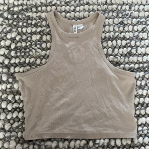 Beige topp - En fin beige topp i bra skick. Inga defekter, skriv privat för mer info.❤️