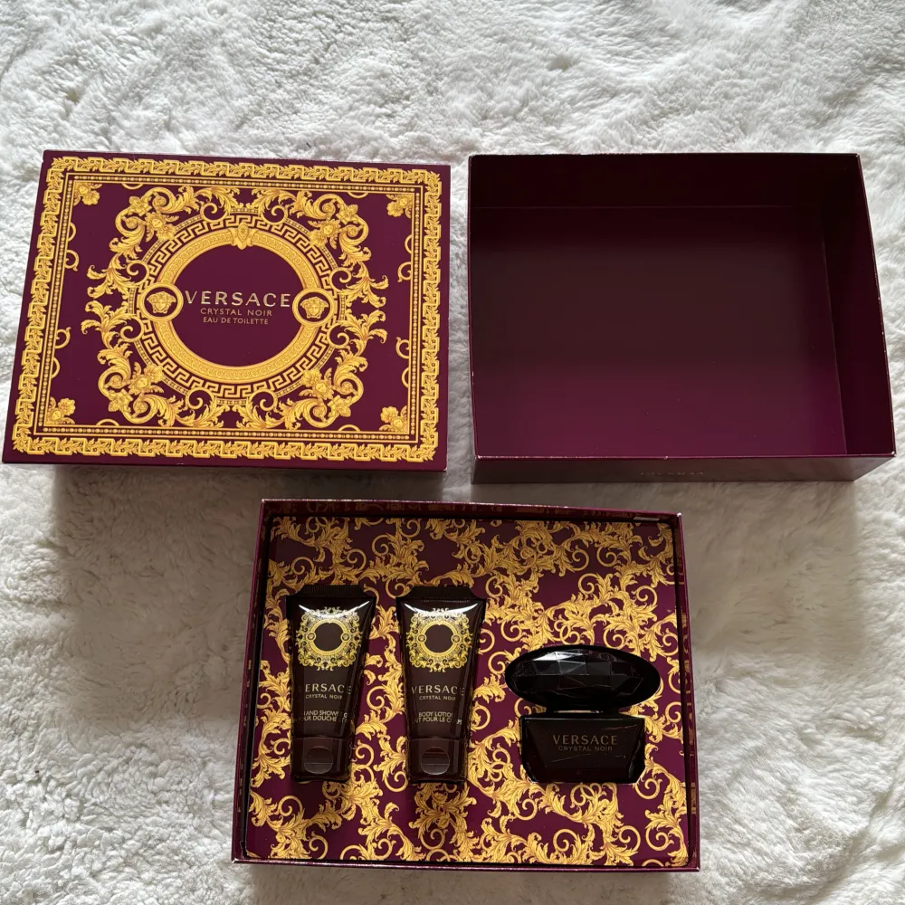 Säljer ett lyxigt presentset från Versace med Crystal Noir Eau de Toilette. Setet innehåller en elegant mörk flaska parfym och två matchande kroppslotioner.  Endast testat bodylotion. Boxen har ett värde på 1100 kr. . Parfym.