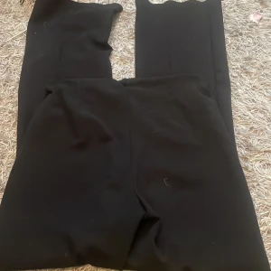 Byxor - Fina boot cut byxor från Gina, köp dirwkt för 160, bra skick köp via Swish köparen står för frakt