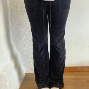 Mörkblåa Juicy byxor  - Säljer dessa juicybyxor i XS då de inte kommer till användning. Byxorna har en liten defekt vid sömmen på innerbenet (bild 5) men det syns inte när man har på sig de. Originalpris 1200kr 💘