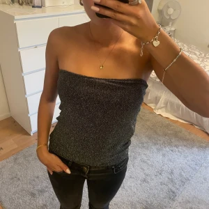 Topp - Egensydd, glittrig tubtopp som är perfekt för fest🩷 Kolla bion innan du köper❣️