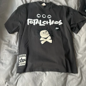 Broken planet tee - Använd 1-2 gånger så perfekt condition. storleken passar L och XL