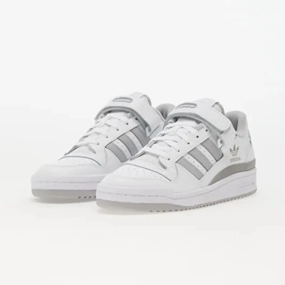 Säljer dessa gråa Adidas forum low skorna i storlek 37,5 som endast är använda några få gånger. Banden är avtagbara. Ordinarie pris: 1349 kr, pris kan diskuteras. Skriv så fixar jag fler bilder. 😊. Kengät.