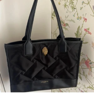 Kurt Geiger väska - Knappt använd men ett litet jack på baksidan av väskan.