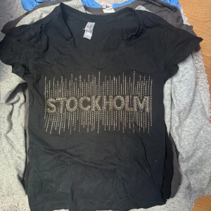 Cool t -shirt ”stockholm” - Säljer en cool t - shirt från märket ”LOGO ST”. Den är från 2000 ish.  Storlek S.  //Tilda