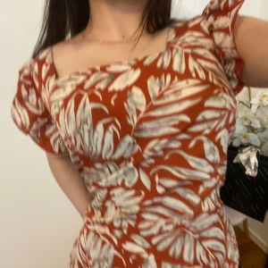 Söt blus - Jätte söt topp som är oanvänd köpt och aldrig använd för den va lite stor för mig 