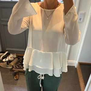 Vit volangblus  - Vit volangblus från Soyaconcept. Kan inte hitta storlek men skulle säga S/M. Passar mig som är 172 och brukar ha S eller M. Fint skick. Använd gärna köp nu!