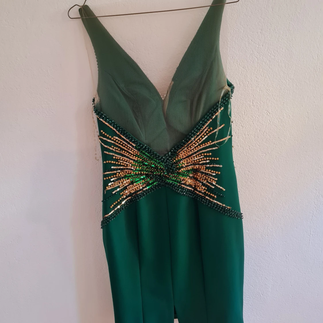 Grön paljettklänning med djup urringning - 91