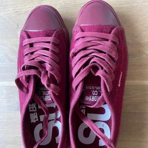 Low Pro Luxe Trainers i färg vinröd (Deep Berry). Den är storlek EU37 men liten i storleken därför säljs dem. Aldrig använt och skokartongen finns kvar. På Superdry hemsidan pris £34,99. Skriv om mer bilder önskas. Köpare betalar frakten. 