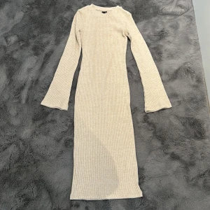 Lång Klänning  - Lite tjockare material och oanvänd klänning, stl XXS från Gina Tricot, super fin till nån högtd bland annat
