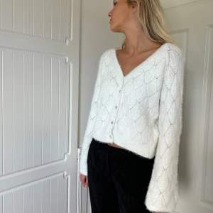 Vit stickad tröja  - Vit stickad kort kofta, väldigt fint skick!! Köpt i en butik i Köpenhamn, från Åberg Copenhagen. Men lappen är avklippt eftersom den kliade. 