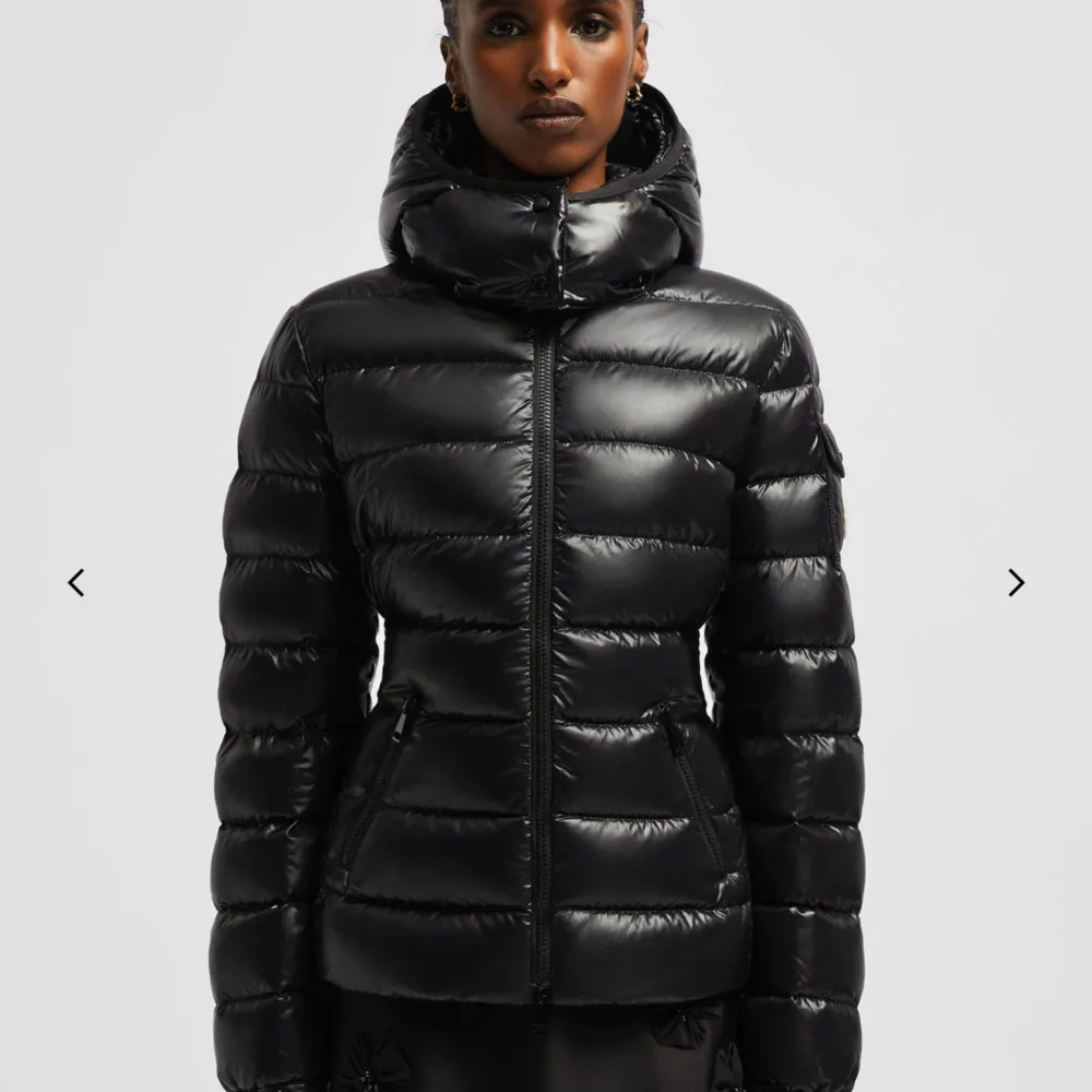 säljer min moncler jacka i modellen ”bady”. Fick den 2019 och vad jag vet har jag ej kvitto men det finns qr-kod, samt jackfodral.  Kedjan till jackan kan ibland vara lite svår att dra upp men inget större problem. Endast använd vintern 2019. . Jackor.