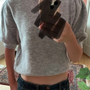 Grå tröja med puffärm  - Endast använd 1 gång, säljer då jag inte passar i den, ny pris 400kr  Priset går att förhandla 