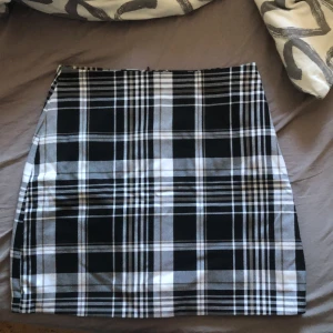 En vit svart kjol - En vit svart kjol med en dragkedja