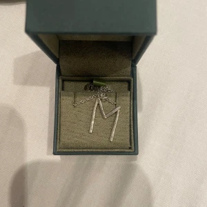 Maria Nilsdotter halsband - Halsband från Maria Nilsdotter i silver. Kedja i storlek 40. Inga defekter. Nypris 1895kr. Säljer pga ingen användning😊billigaste man kan hitta med bäst kvalitet